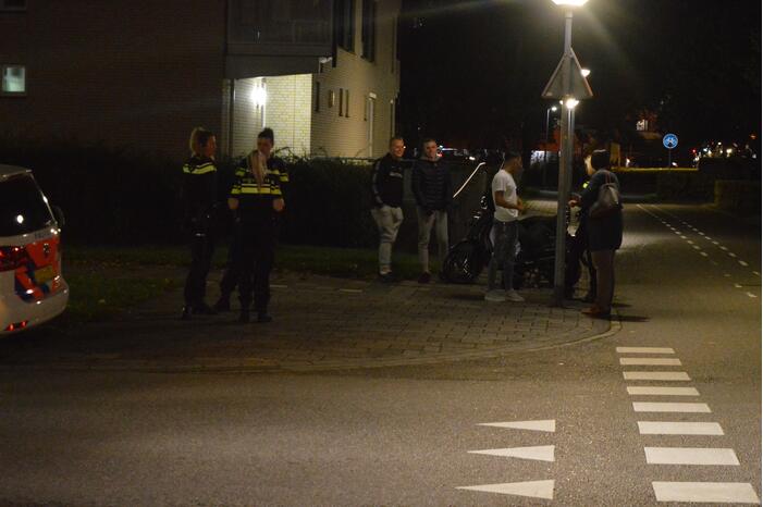 Scooterrijder botst op personenauto