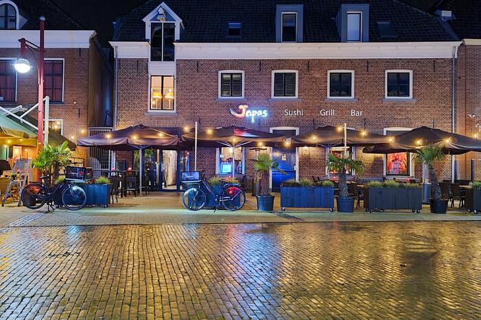 Inval in restaurant door politie, handhaving en arbeidsinspectie