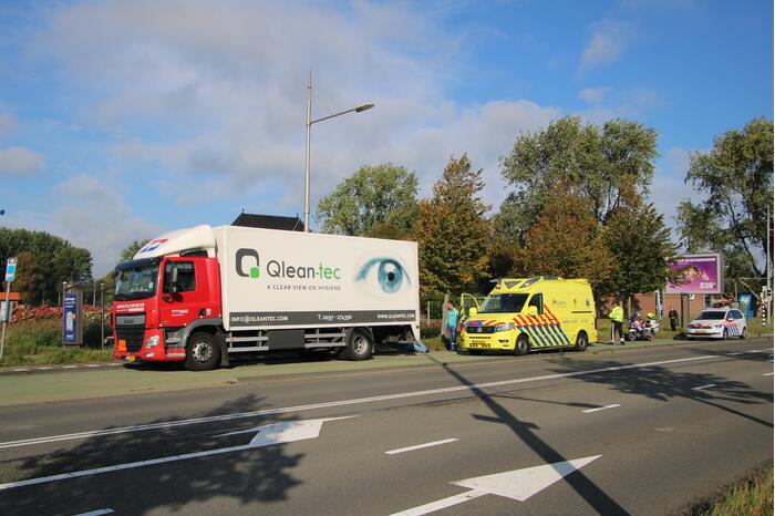 Lesauto en vrachtwagen botsen