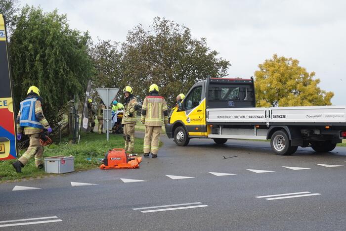 Auto schiet van talud na botsing met bestelbus