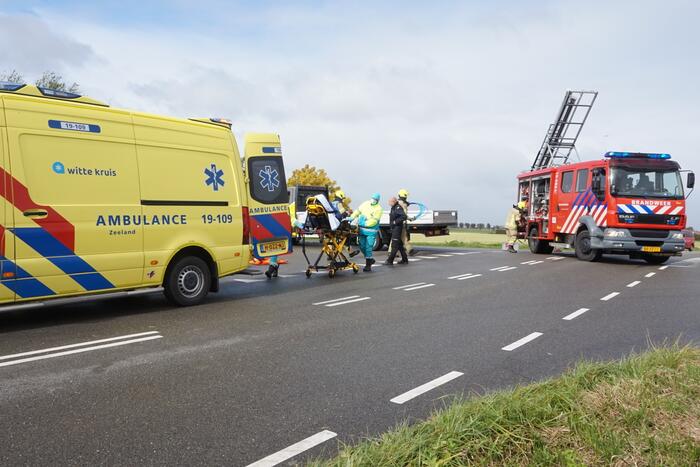 Auto schiet van talud na botsing met bestelbus