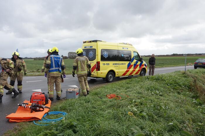 Auto schiet van talud na botsing met bestelbus