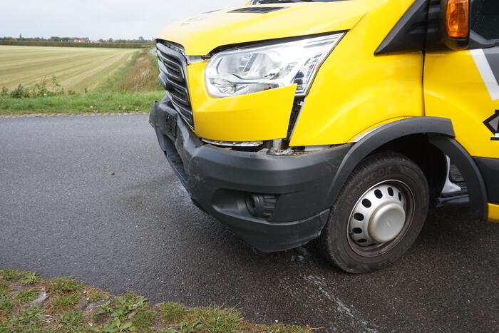 Auto schiet van talud na botsing met bestelbus