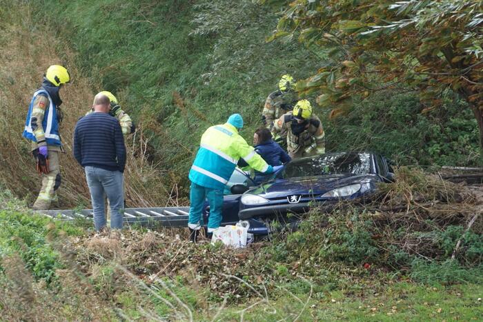 Auto schiet van talud na botsing met bestelbus