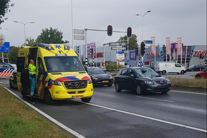 Fietsster zwaargewond bij aanrijding op kruising