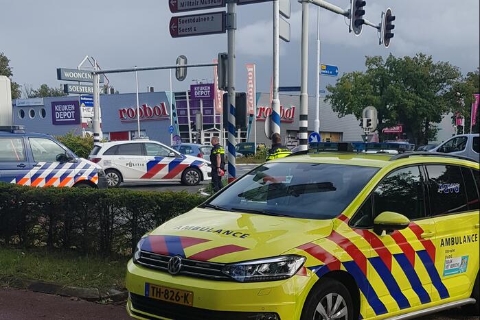 Fietsster zwaargewond bij aanrijding op kruising