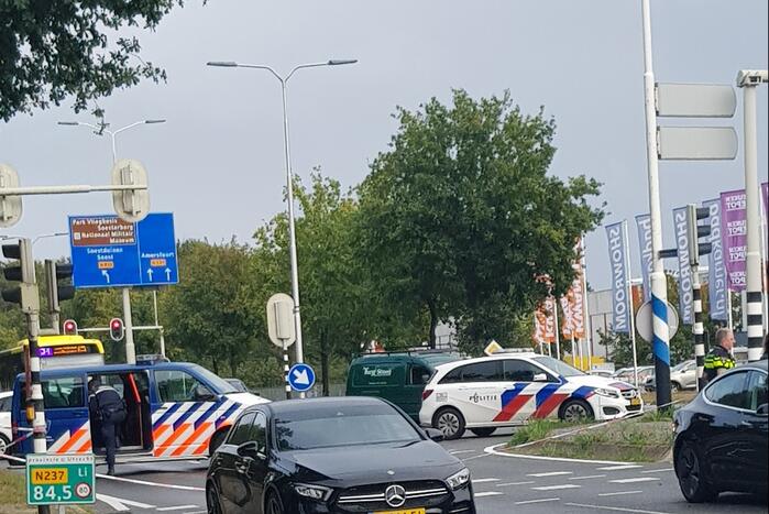 Fietsster zwaargewond bij aanrijding op kruising