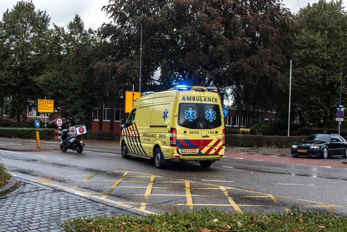 Maaltijdbezorger gaat hard onderuit en raakt gewond