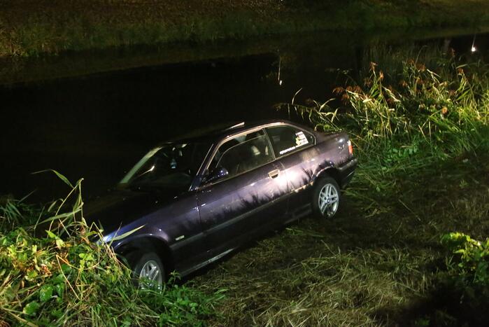Auto raakt te water bij station