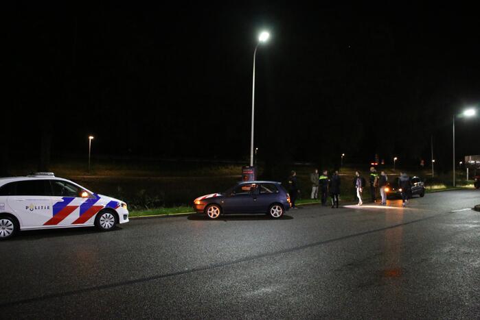 Auto raakt te water bij station