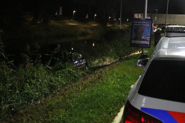 Auto raakt te water bij station