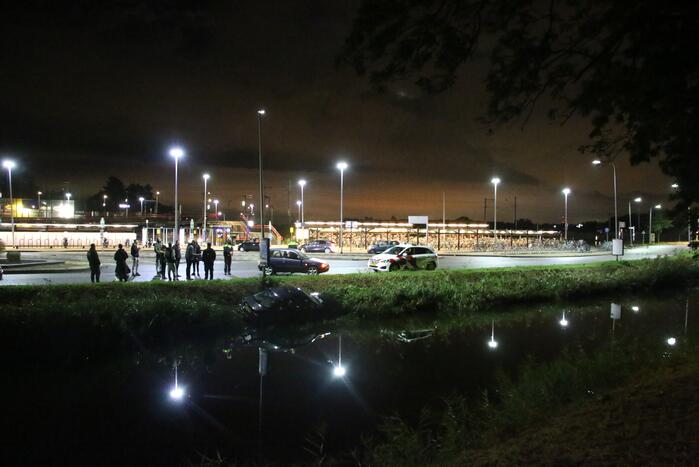 Auto raakt te water bij station