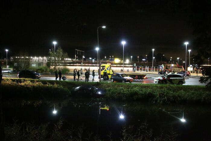 Auto raakt te water bij station