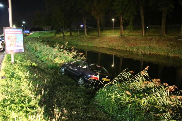 Auto raakt te water bij station
