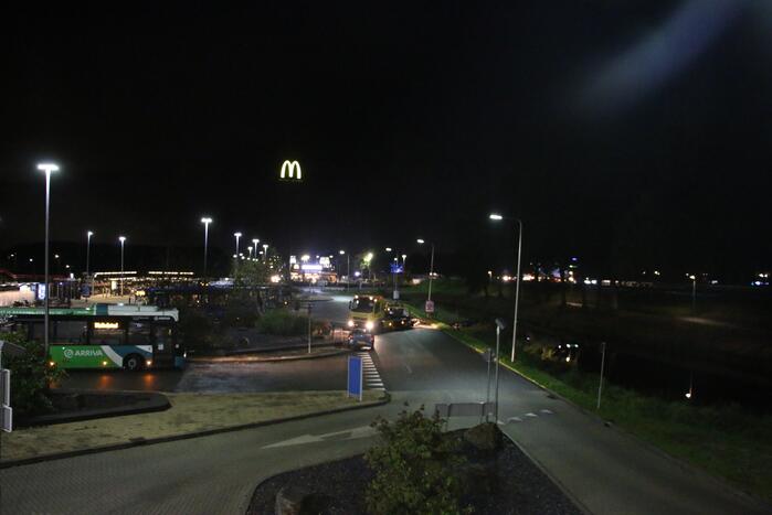 Auto raakt te water bij station
