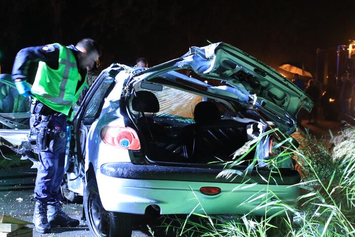 Auto slaat over de kop en raakt boom