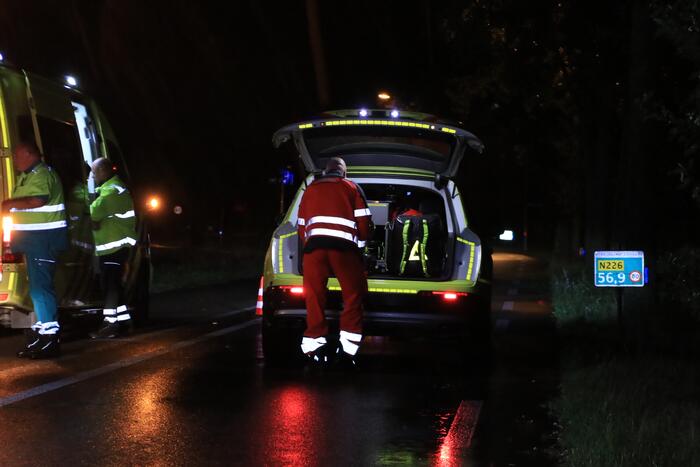 Auto slaat over de kop en raakt boom