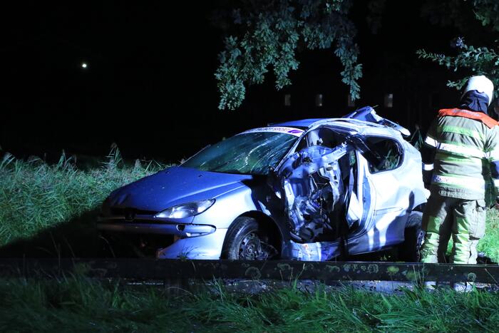 Auto slaat over de kop en raakt boom