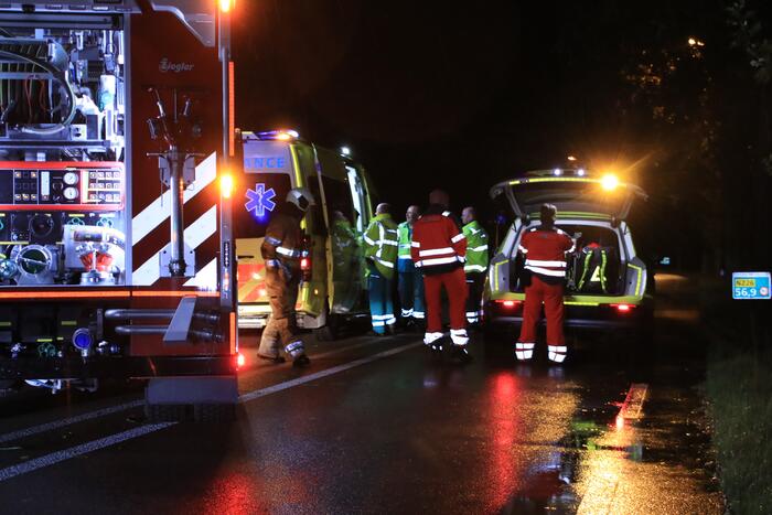 Auto slaat over de kop en raakt boom