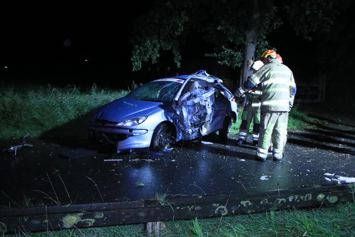 Auto slaat over de kop en raakt boom