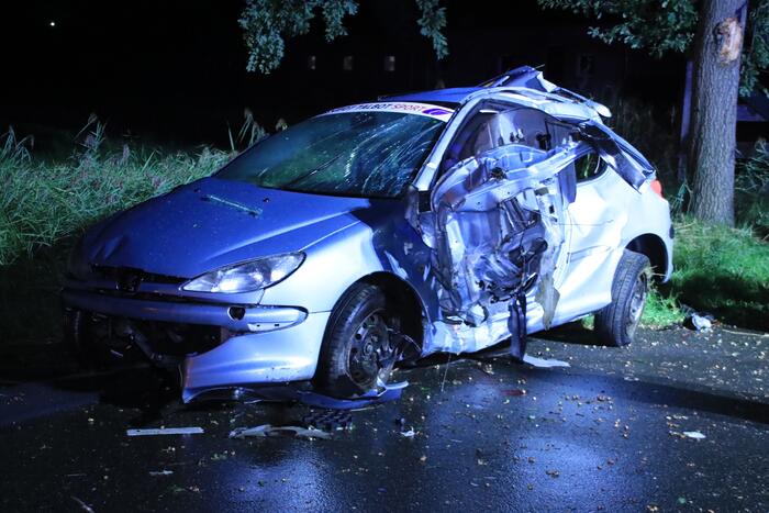 Auto slaat over de kop en raakt boom
