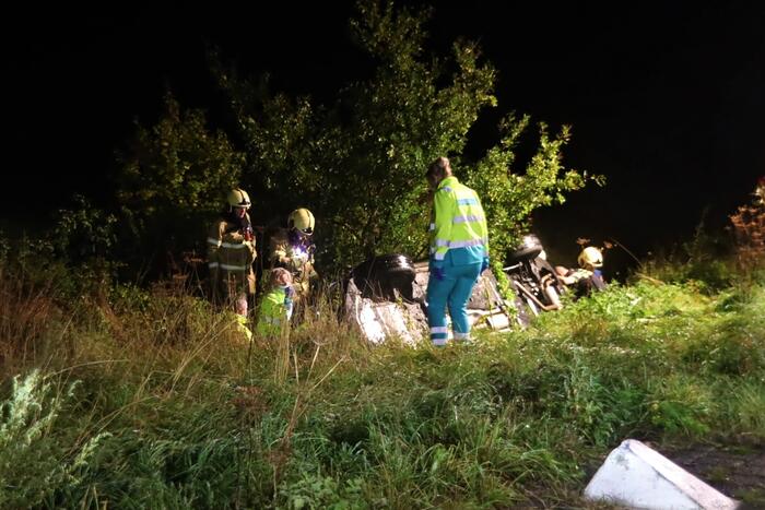 Auto op kop in sloot, bestuurder overleden