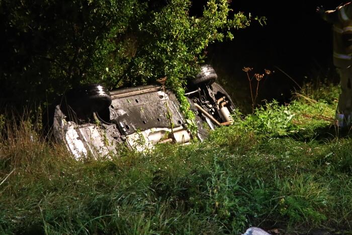 Auto op kop in sloot, bestuurder overleden
