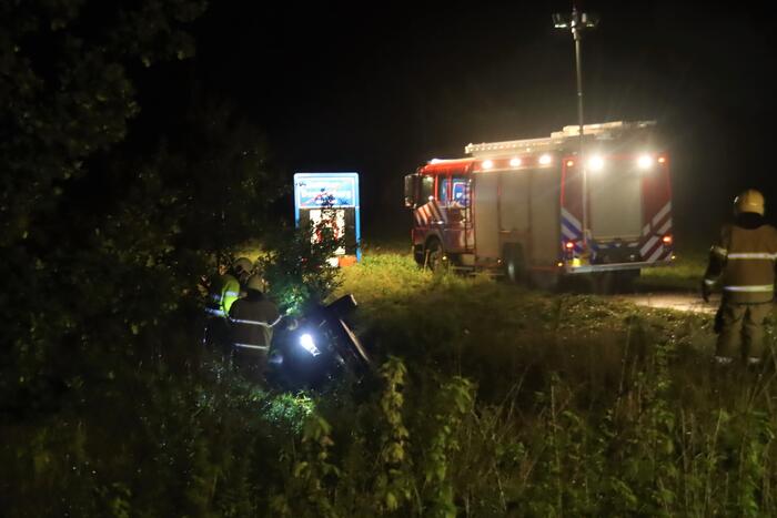 Auto op kop in sloot, bestuurder overleden