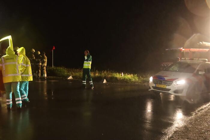 Auto op kop in sloot, bestuurder overleden