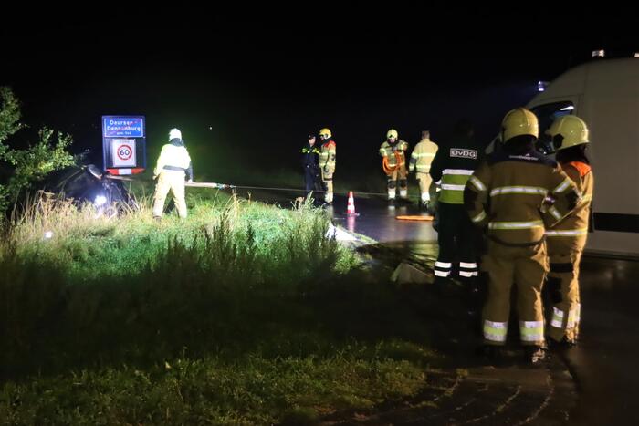 Auto op kop in sloot, bestuurder overleden