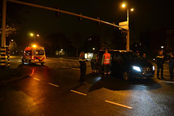 Automobilist rijdt door na aanrijden met taxibus