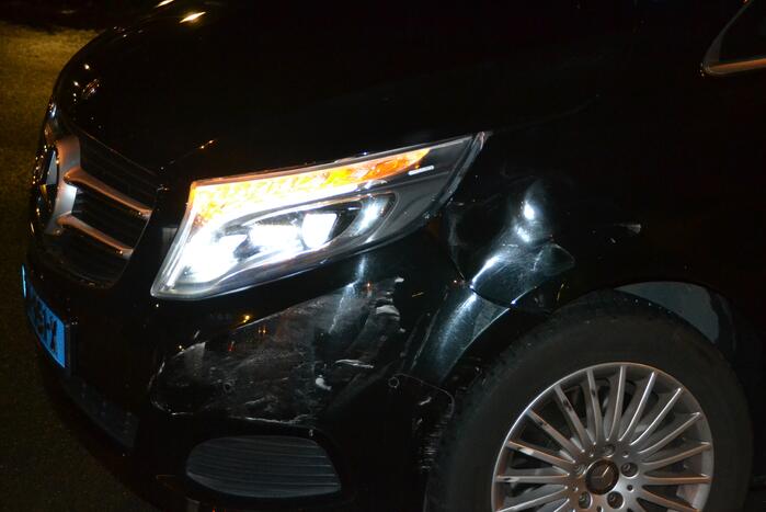 Automobilist rijdt door na aanrijden met taxibus