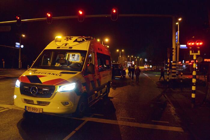 Automobilist rijdt door na aanrijden met taxibus