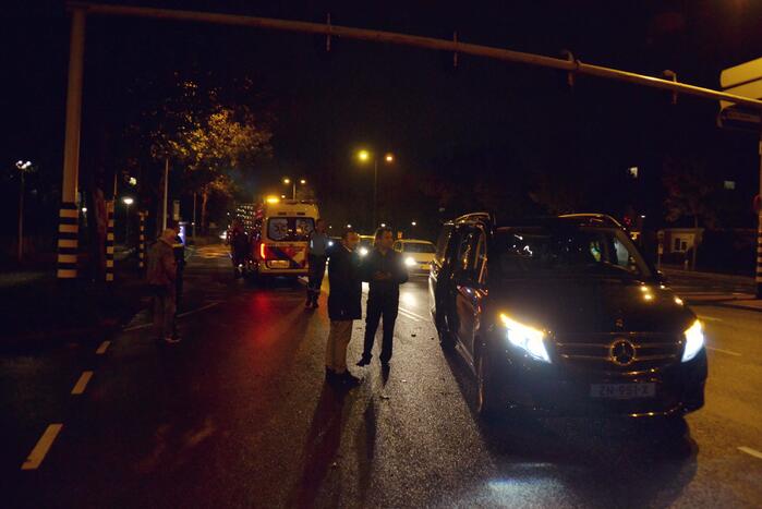 Automobilist rijdt door na aanrijden met taxibus