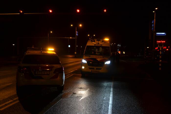 Automobilist rijdt door na aanrijden met taxibus