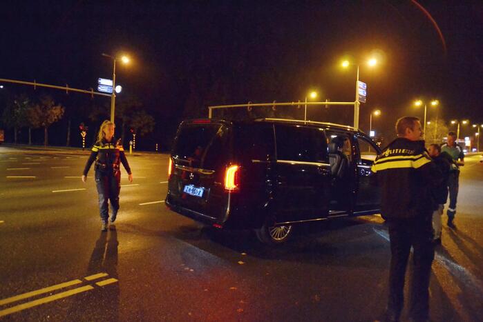 Automobilist rijdt door na aanrijden met taxibus