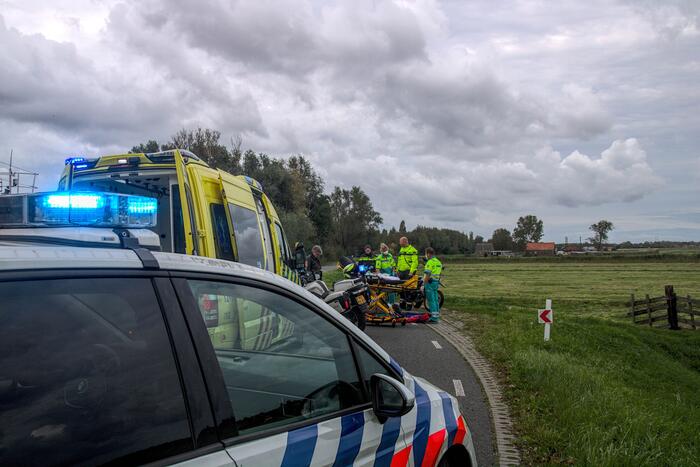 Motorrijder vliegt uit de bocht