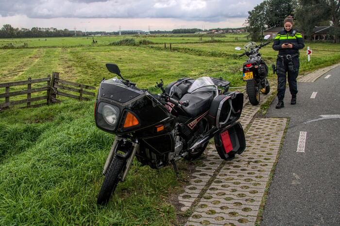 Motorrijder vliegt uit de bocht