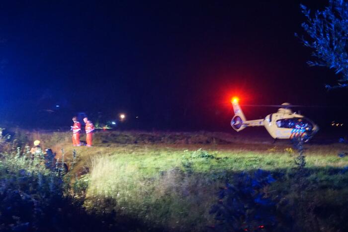 Drie gewonden nadat auto op kop in sloot belandt