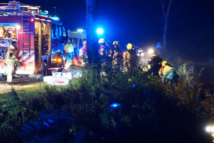 Drie gewonden nadat auto op kop in sloot belandt