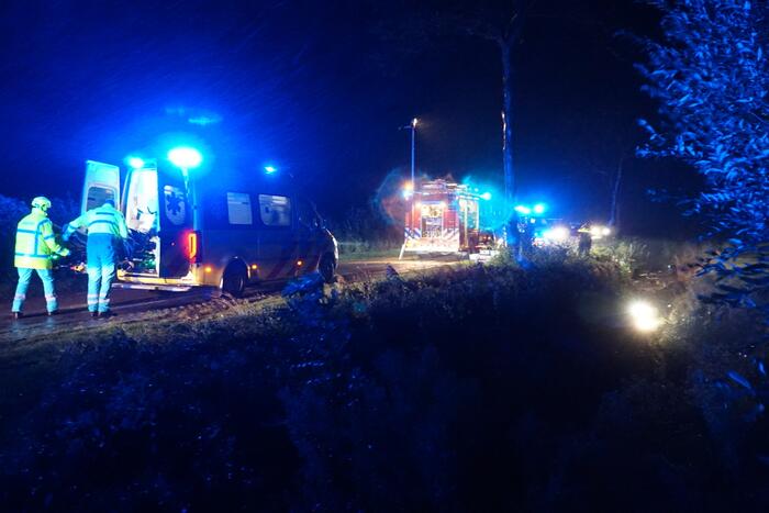 Drie gewonden nadat auto op kop in sloot belandt