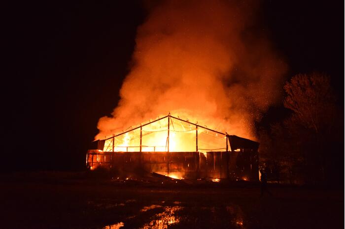 Grote uitslaande brand in loods
