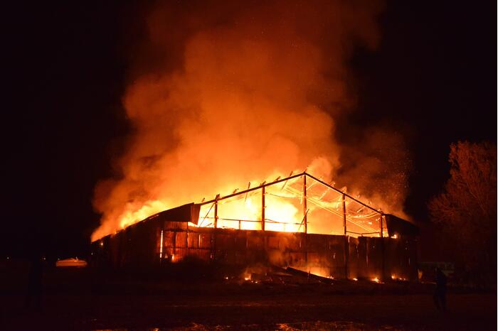 Grote uitslaande brand in loods
