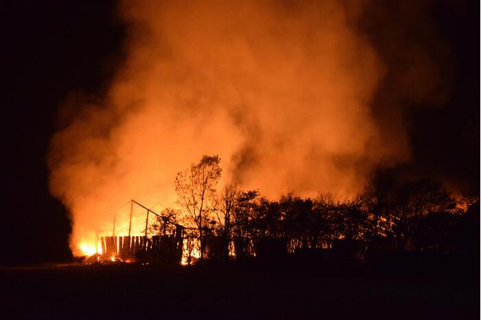Grote uitslaande brand in loods