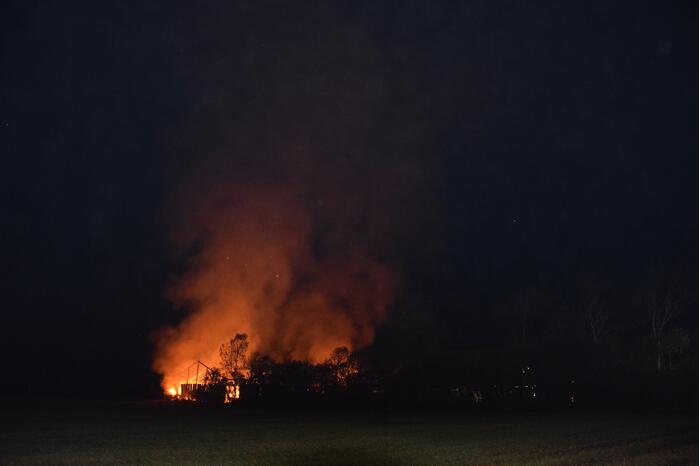 Grote uitslaande brand in loods