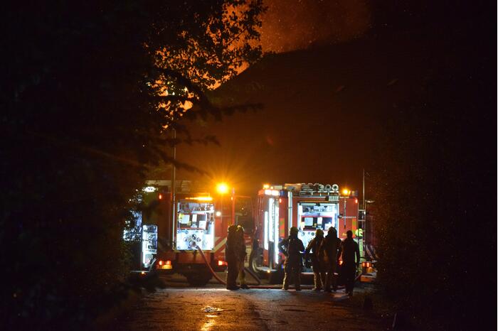 Grote uitslaande brand in loods