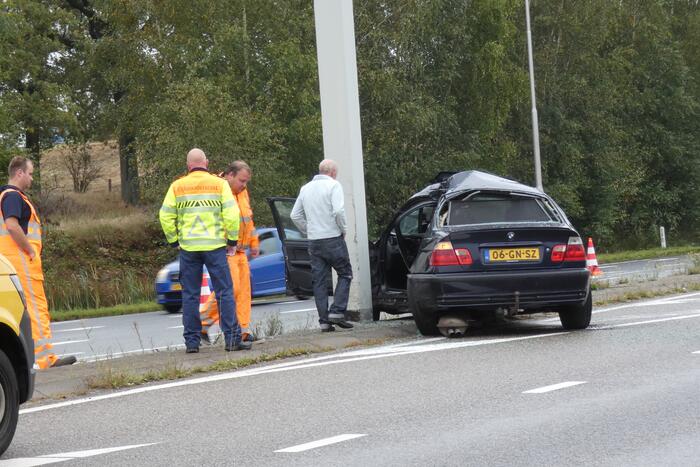Auto flink in de kreukels na botsing tegen paal