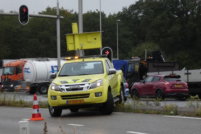 Auto flink in de kreukels na botsing tegen paal