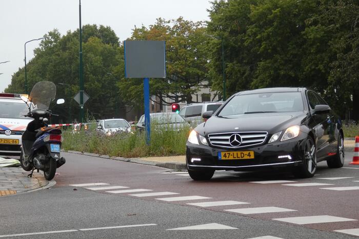 Scooterrijder ernstig gewond bij aanrijding met personenwagen