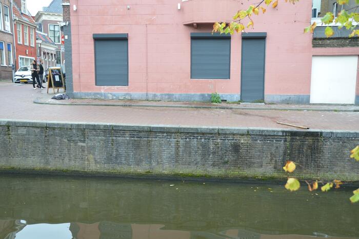 Persoon door omstanders uit het water gehaald